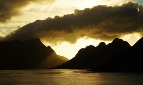 Zdjcie NORWEGIA / Lofoty / Reine / Zza chmury