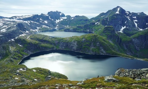 Zdjecie NORWEGIA / Lofoty / Szczyt Munken, Wyspa Moskenesoya / Grskie jeziorka Krokvatnet i Tennesvatnet