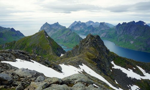 Zdjcie NORWEGIA / Lofoty / Szczyt Munken, Wyspa Moskenesoya / Onieone i zielone