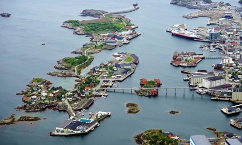 NORWEGIA / Lofoty / Gra Tjeldbergtind / Svolvær