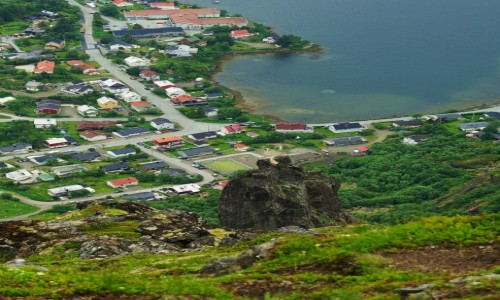 NORWEGIA / Lofoty / Ze szczytu Tjeldbergtind / Skaa Svolværgeita (kozioek) symbol miasta Svolvær