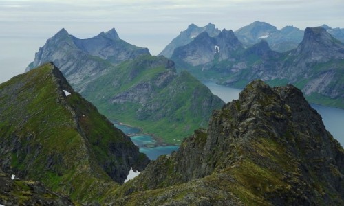 Zdjecie NORWEGIA / Lofoty / Szczyt Munken, Wyspa Moskenesoya / Ostre i poszarpane szczyty