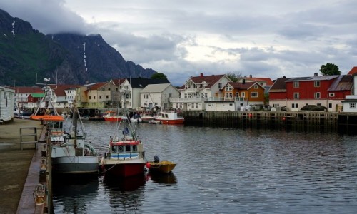 NORWEGIA / Lofoty / Henningsvær / Nad kanaem Heimsundet