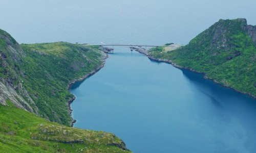 Zdjcie NORWEGIA / Lofoty / Szczyt Munken, Wyspa Moskenesoya / Most na drodze do Reine
