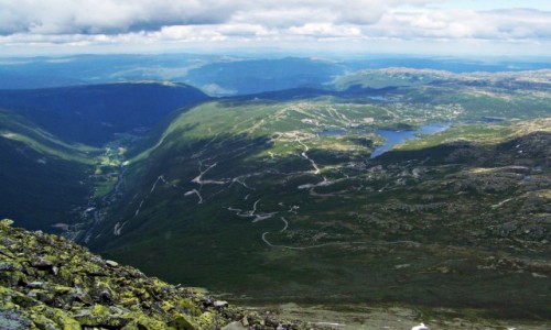 Zdjcie NORWEGIA / Hardangervida / Gaustatoppen ,  w dole Rjukan / Widok z Gaustatoppen