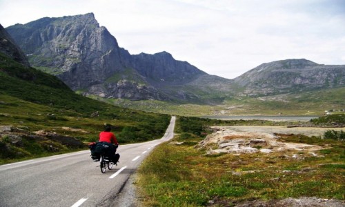 Zdjęcie NORWEGIA / Lofoty / Flakstadøya / Równiutka, pusta droga w górskiej oazie spokoju czyli raj rowerzysty :)