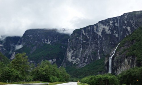 NORWEGIA / Andalsnes / Droga E136 kilka km. przed Andalsnes / Thor chwilowo powstrzymuje deszcz i zezwala na wypicie kawy