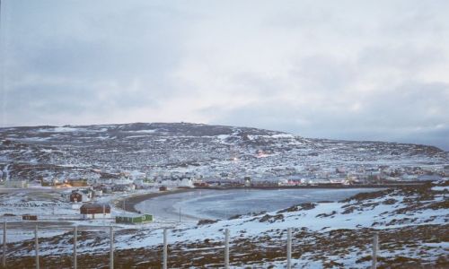 Zdjcie NORWEGIA / FINNMARK WSCHODNI / NAD VARANGERFJORDEN / MIASTECZKO