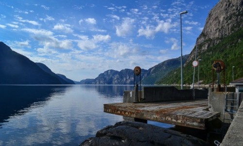 Zdjecie NORWEGIA / Lysefjord / Songesand / Songesand z niesamowitym widokiem na Lysefjord.