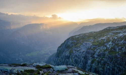 Zdjecie NORWEGIA / Lysefjord / Oygardstol / Wschd soca na szlaku z Oygardstol do Kjeragbolten.