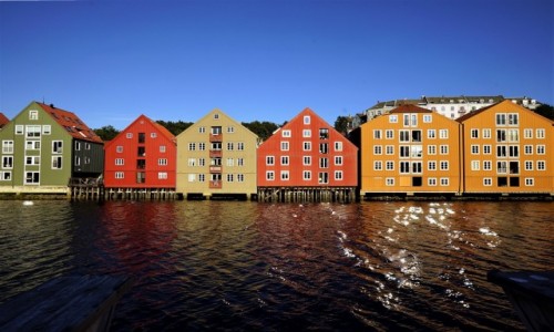 Zdjcie NORWEGIA / Trøndelag / Trondheim  / Kamieniczki nad rzek Nidelva 