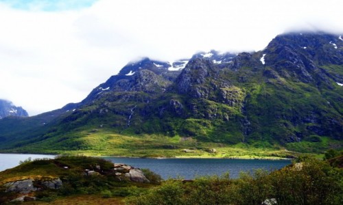 Zdjcie NORWEGIA / Lofoty /  Okolice Svolvaer / Gra w chmurach
