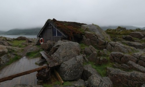 Zdjcie NORWEGIA / Vesteralen / Vesteralen / Chatka wkomponowana w skay