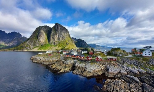 Zdjcie NORWEGIA / Lofoty / Widok z mostu na Hamnoy / Zawiecio soce i zrobio si jak w bajce