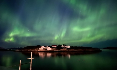 Zdjecie NORWEGIA / Lofoty / Henningsvear - taras naszego rorbuera / Zorza i niebo usiane gwiazdami