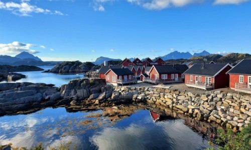 Zdjcie NORWEGIA / Lofoty / Mortsund /  Drewniane, czerwone domki to tutaj standard