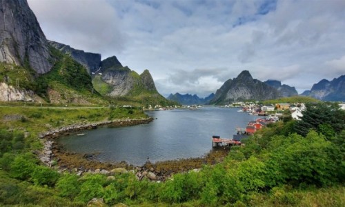Zdjcie NORWEGIA / Lofoty / Wyspa Moskenesøya / Najsynniejsza wioska na Lofotach - REINE