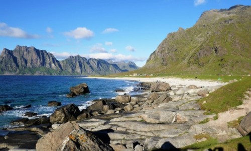 Zdjcie NORWEGIA / Lofoty,  wyspa Vestvågøya / Plaa Uttakliev  / Jedna z wielu piknych pla na Lofotach