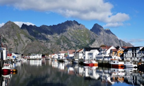 Zdjcie NORWEGIA / Lofoty / Henningsvear / Henningsvear - pooona na wysepkach Wenecja Lofotw