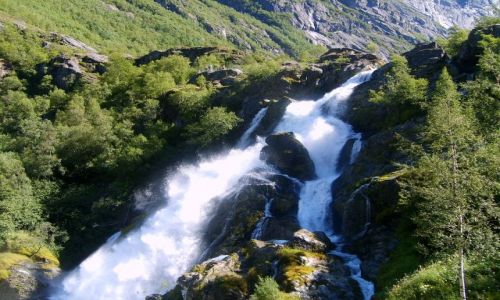 Zdjęcie NORWEGIA / okolice Briksdalsbreen / brak / wodospad