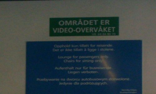 Zdjęcie NORWEGIA / Dworzec autobusowy / Oslo / Trochę niewyraźnie, ale jaka treść:)
