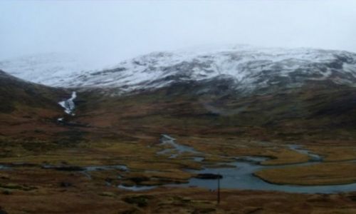 Zdjecie NORWEGIA / Paskowy Hardangervidda / za stacj kolejow Myrdal w kierunku Bergen  / Onieony Paskowy Hardangervidda kontrastujcy z dzik rzek w dolinie
