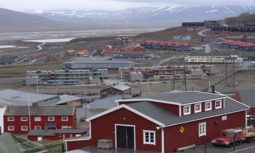 NORWEGIA / Svalbard / Longyearbyen / Widok na Longyearbyen. 