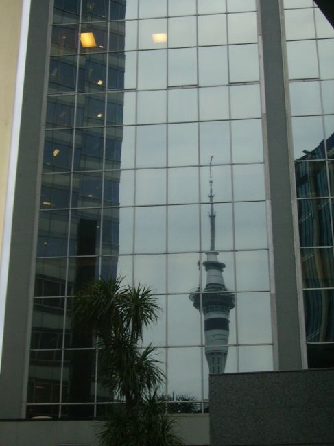 Zdjęcia: Auckland , Wyspa Północna, odbicie Sky Tower, NOWA ZELANDIA Zdjęcia: Auckland , Wyspa Północna, odbicie Sky Tower, NOWA ZELANDIA