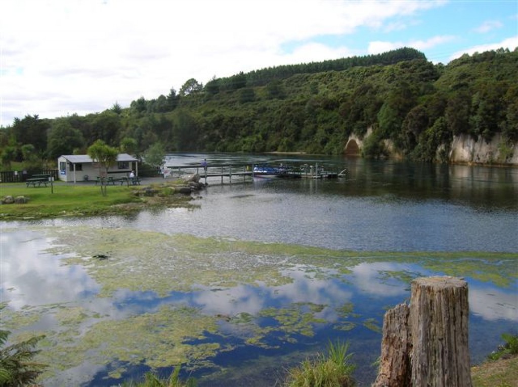 Zdjęcia: Lake Taupo-miasto, Pn. wyspa, Wzdluz rzeki Waikato, NOWA ZELANDIA Zdjęcia: Lake Taupo-miasto, Pn. wyspa, Wzdluz rzeki Waikato, NOWA ZELANDIA
