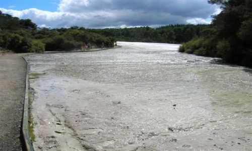 Zdjcie NOWA ZELANDIA / Rotorua / Park gejzerow / Tarasy powstale po przeplynieciu goracych wod..