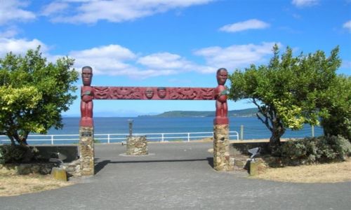 Zdjęcie NOWA ZELANDIA / Srodkowa pn.wyspa / Nad Jeziorem Lake taupo / Maoryska rzezba nad Lake Taupo