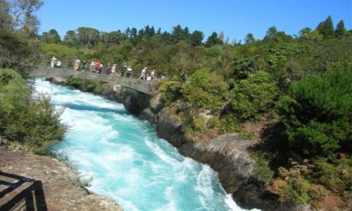 Zdjecie NOWA ZELANDIA / Pn. wyspa / Lake Taupo-miasto / Spieniona rzeka przed wodospadem