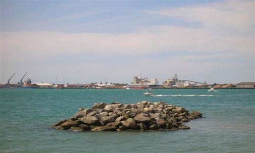 Zdjcie NOWA ZELANDIA / Pn. wyspa / Tautanga / W dali port Tauranga
