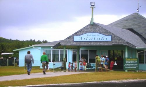 NOWA ZELANDIA / Wyspy Cooka / atol Aitutaki / malutka hala lotniska na Aitutaki
