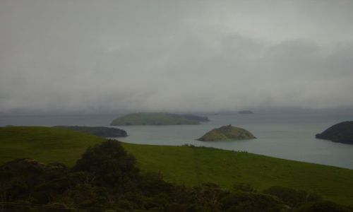Zdjęcie NOWA ZELANDIA / Wyspa Pólnocna / Coromandel / mgła schodząca nad zatokę