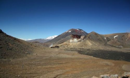 Zdjęcie NOWA ZELANDIA / brak / Tongariro Crossing / Mount Ngauruhoe a w tle ośnieżony mount Ruapehu