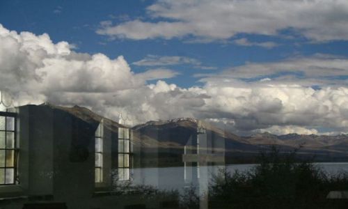 Zdjęcie NOWA ZELANDIA / brak / Tekapo / Odbicie w oknie kościoła dobrego pasterza nad jeziorem Tekapo