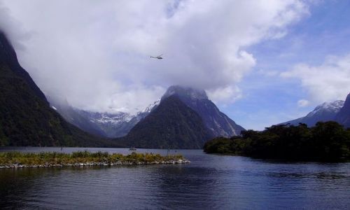 Zdjecie NOWA ZELANDIA / Fiordland / Milford Sound / helikopter nad Mitre Peak
