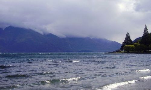 NOWA ZELANDIA / Po³udniowa Wyspa / miasteczko Queenstown / prze burz± nad jeziorem w Queenstown