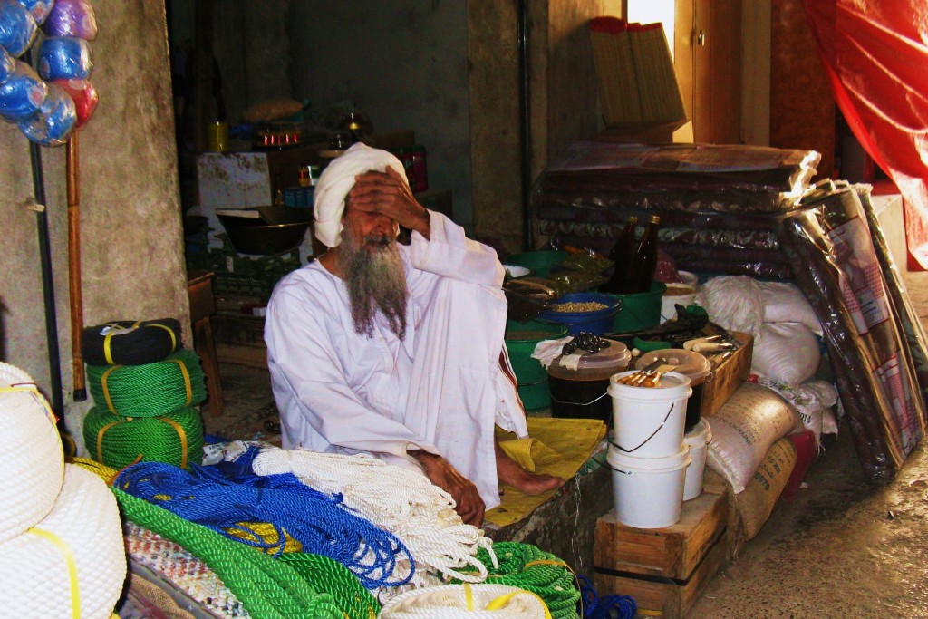 Zdjęcia: Na suku, Nizwa, Zmęczony DZIADEK, OMAN Zdjęcia: Na suku, Nizwa, Zmęczony DZIADEK, OMAN