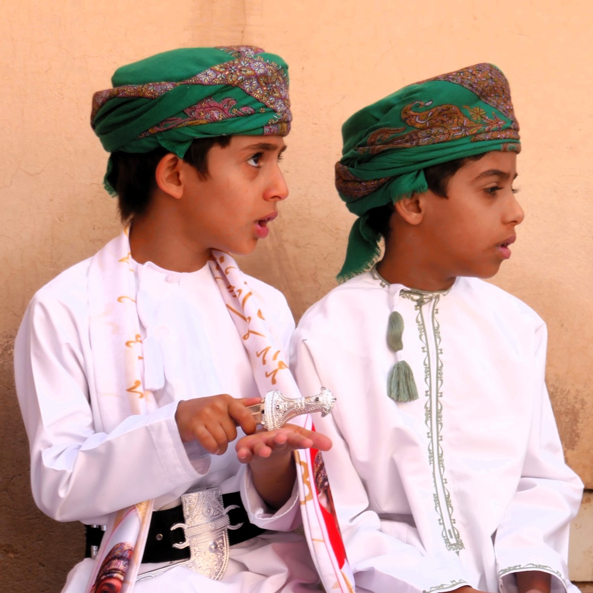 Zdjęcia: Fort w Nizwie, Nizwa, Chłopcy z handżarem, OMAN Zdjęcia: Fort w Nizwie, Nizwa, Chłopcy z handżarem, OMAN