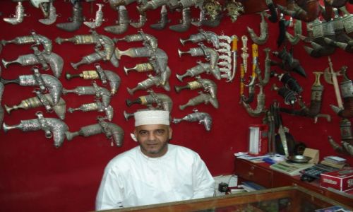 Zdjecie OMAN / Muscat / Muttrah / Sprzedawca broni