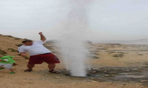 Zdjecie OMAN / Pogranicze Jemenu z Omanem / Mughsayl Beach / Fonatanna wody morskiej