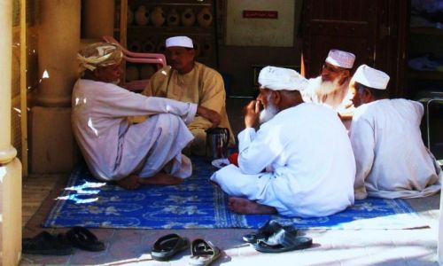 Zdj�cie OMAN / Nizwa / Przed fortem / Zasmuceni DZIEDKOWIE