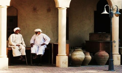 Zdjęcie OMAN / Nizwa / Na suku / Stół z DZIADKAMI