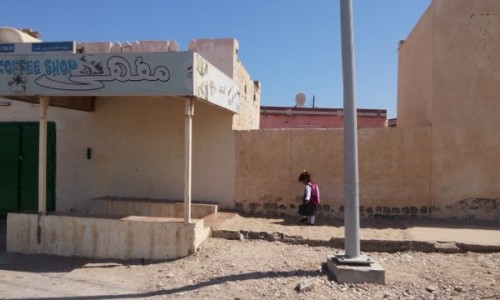 Zdjęcie OMAN / Al Ashkharah / mala miejscowosc / Dziewczynka