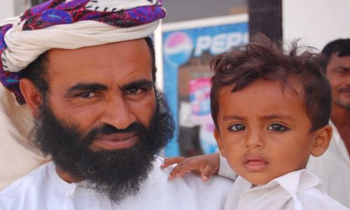 Zdjecie OMAN / gdzieś w drodze na Wahiba Sands / Targ Beduinów / Ojciec i syn