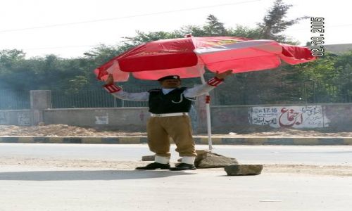 Zdjcie PAKISTAN / Balochistan / Quetta / Policjant w Quettcie
