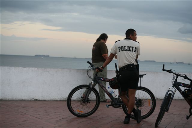 Zdjęcia: Panama City Plac Francuzki, Zroweryzowana panamska policja turystyczna 2, PANAMA Zdjęcia: Panama City Plac Francuzki, Zroweryzowana panamska policja turystyczna 2, PANAMA