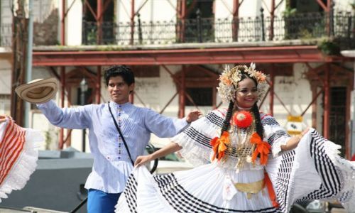 Zdjęcie PANAMA / brak / Panama City Casco Viejo Plac Katedralny / Pollera - tradycyjny strój panamski